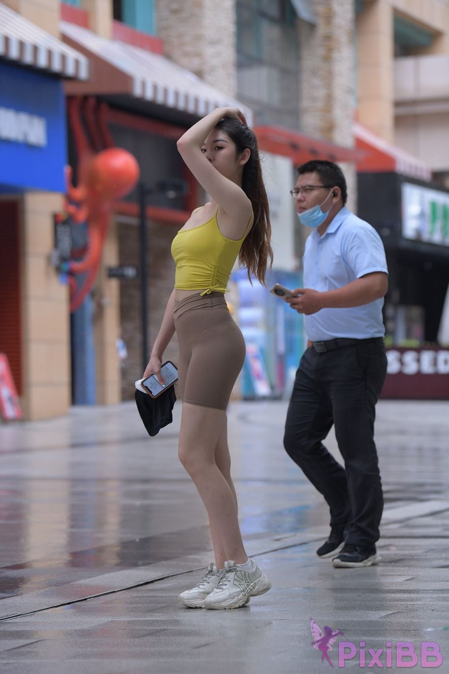 Featured Street Photography Works No.6032 Beautiful beauty in yellow suspenders and super tight pants PixiBB.COM 444