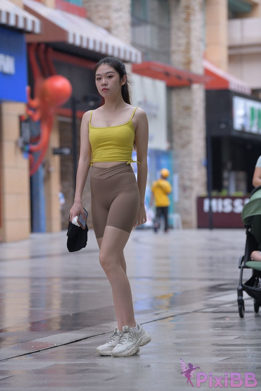 Featured Street Photography Works No.6032 Beautiful beauty in yellow suspenders and super tight pants PixiBB.COM 446