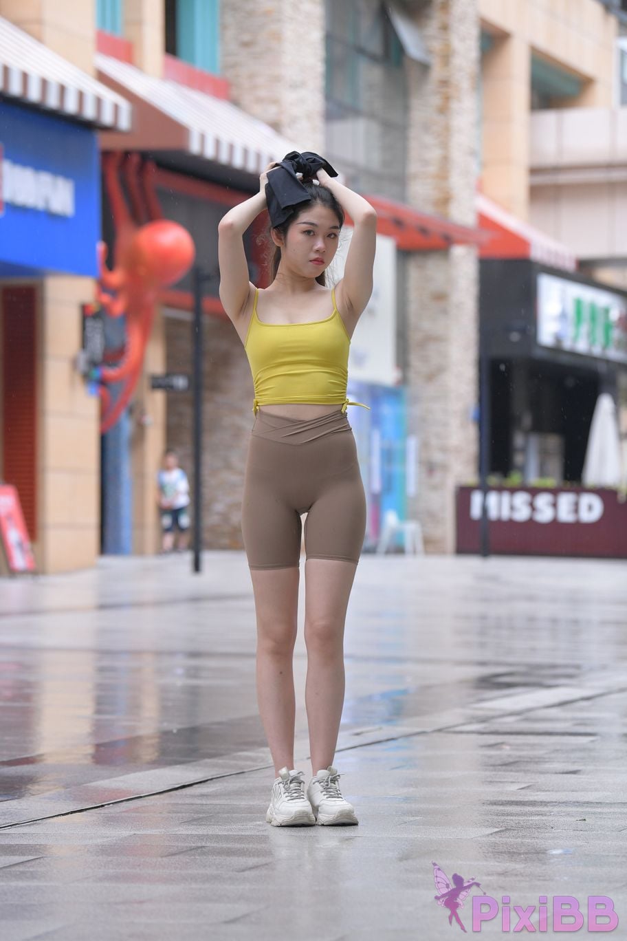Featured Street Photography Works No.6032 Beautiful beauty in yellow suspenders and super tight pants PixiBB.COM 457