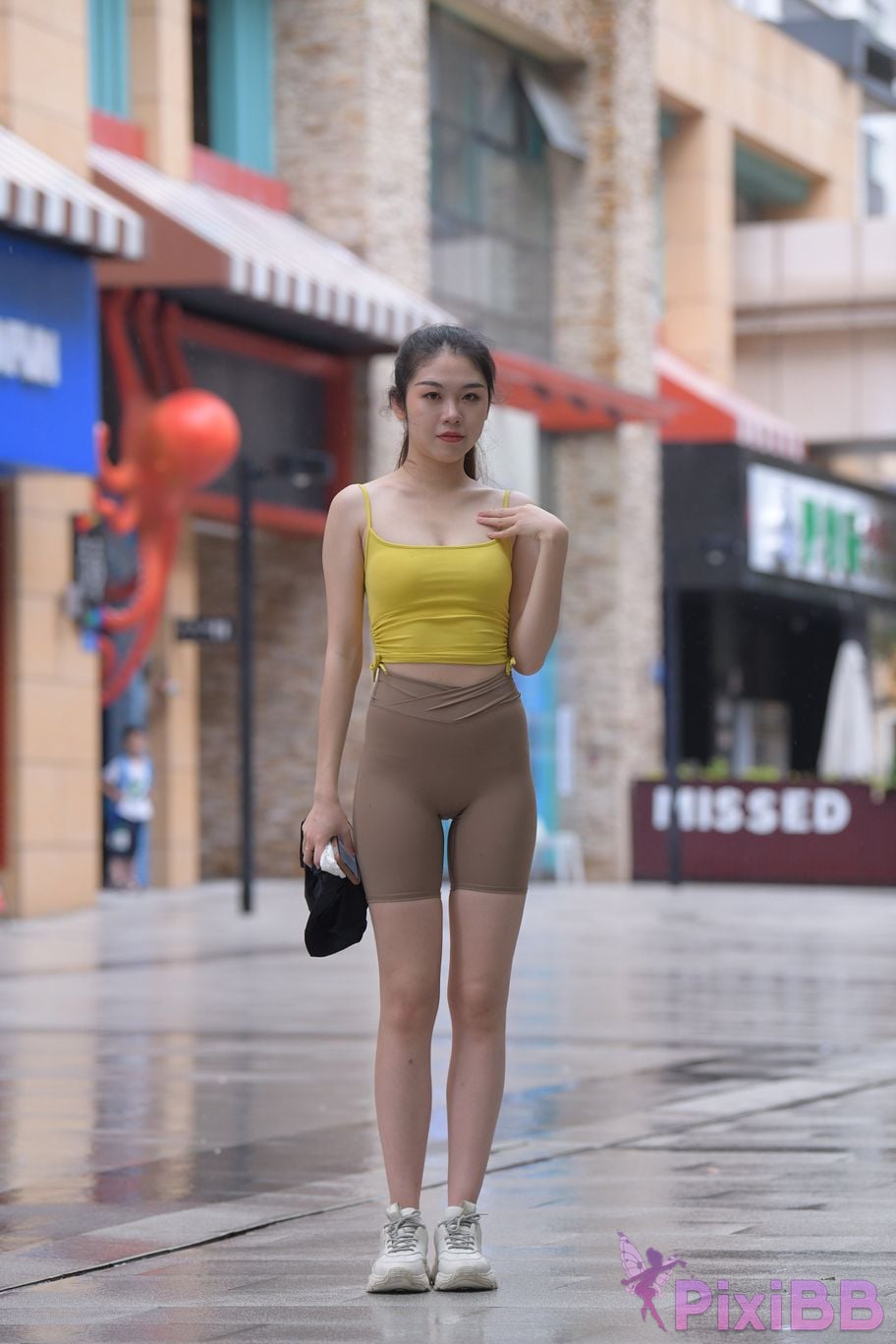 Featured Street Photography Works No.6032 Beautiful beauty in yellow suspenders and super tight pants PixiBB.COM 466