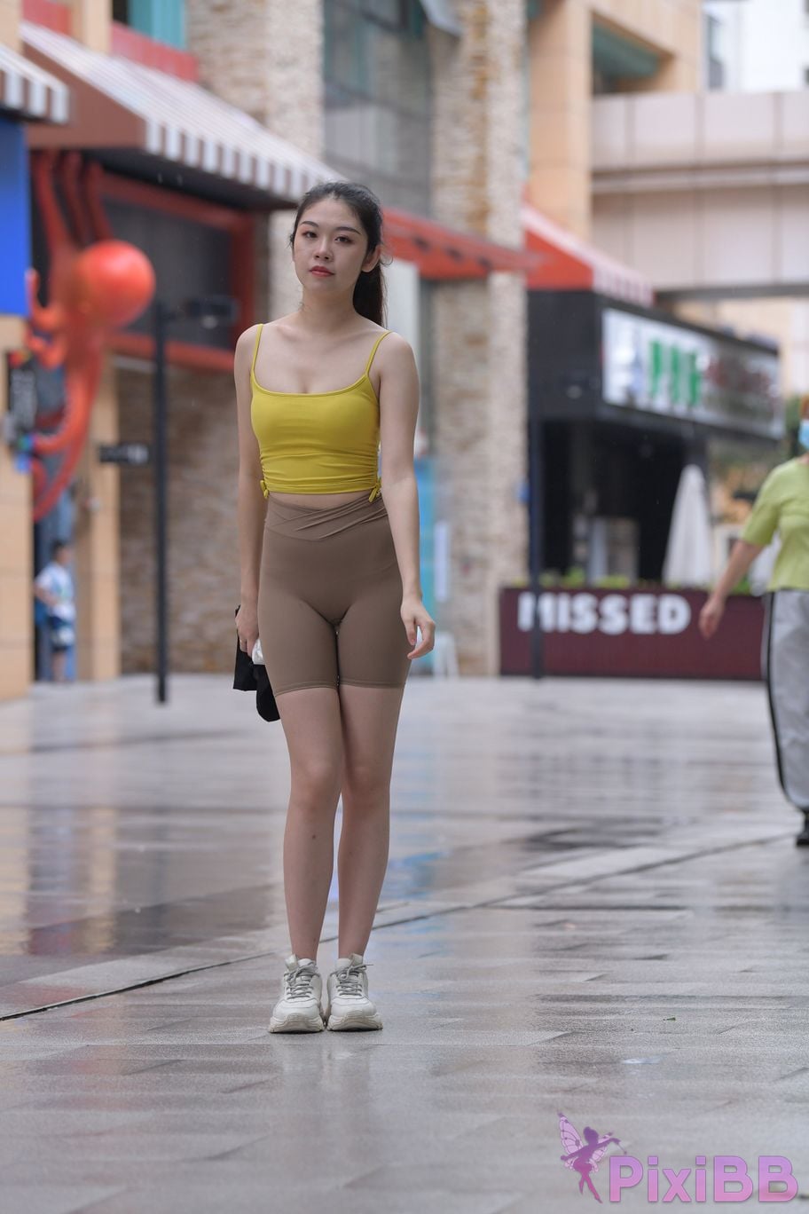 Featured Street Photography Works No.6032 Beautiful beauty in yellow suspenders and super tight pants PixiBB.COM 467