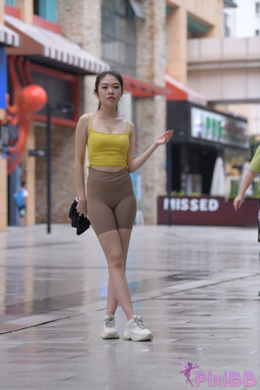 Featured Street Photography Works No.6032 Beautiful beauty in yellow suspenders and super tight pants PixiBB.COM 468