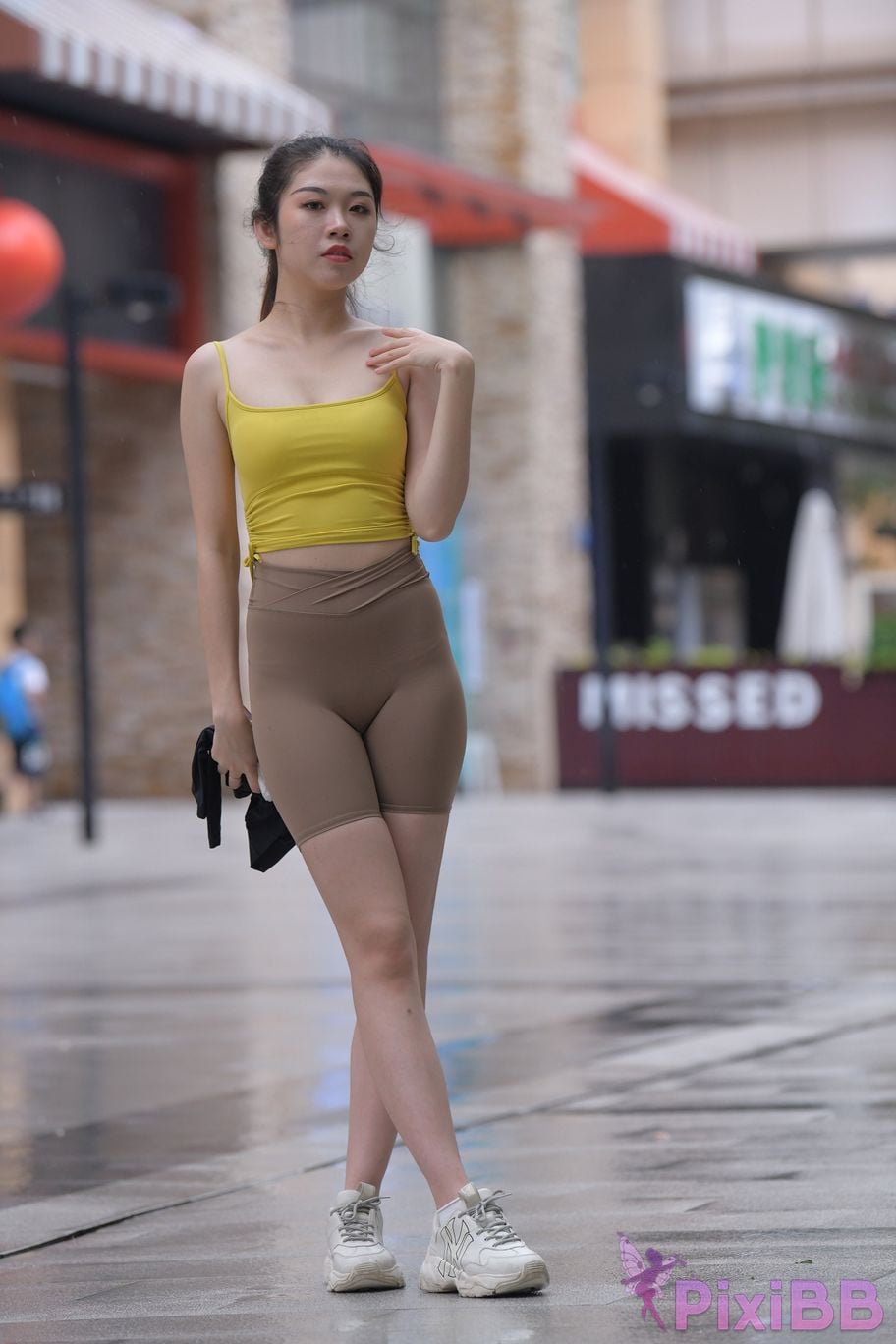 Featured Street Photography Works No.6032 Beautiful beauty in yellow suspenders and super tight pants PixiBB.COM 469