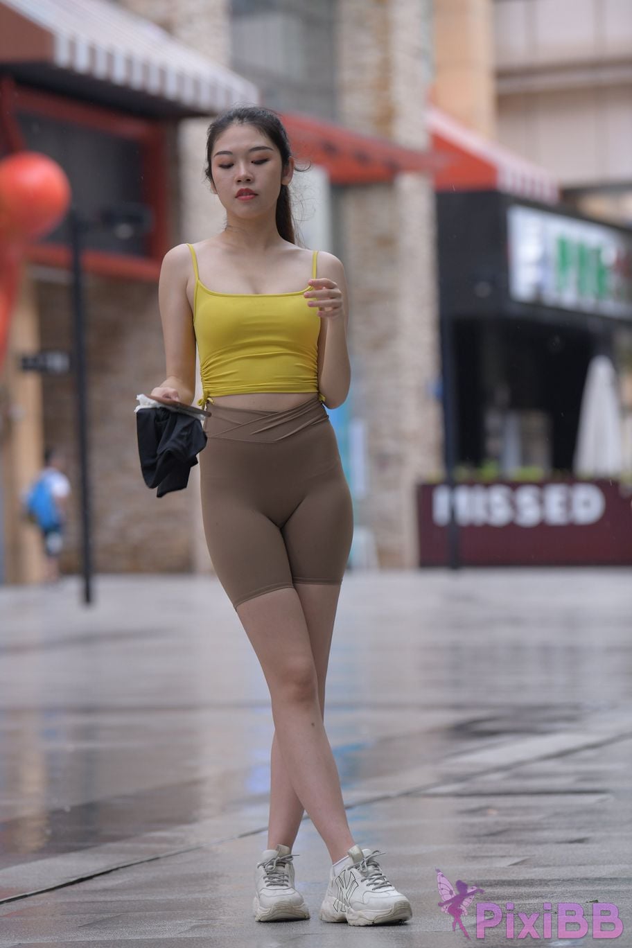 Featured Street Photography Works No.6032 Beautiful beauty in yellow suspenders and super tight pants PixiBB.COM 470