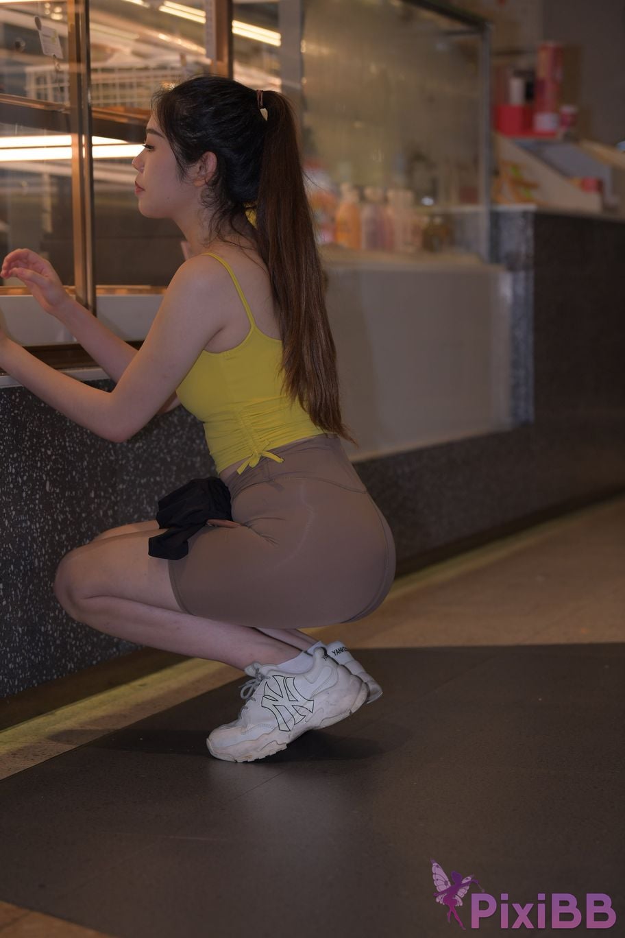 Featured Street Photography Works No.6032 Beautiful beauty in yellow suspenders and super tight pants PixiBB.COM 478