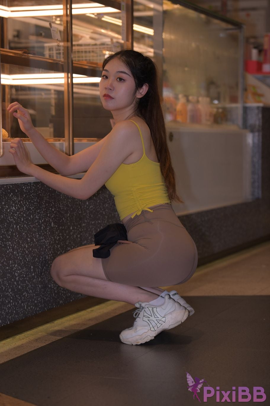 Featured Street Photography Works No.6032 Beautiful beauty in yellow suspenders and super tight pants PixiBB.COM 479