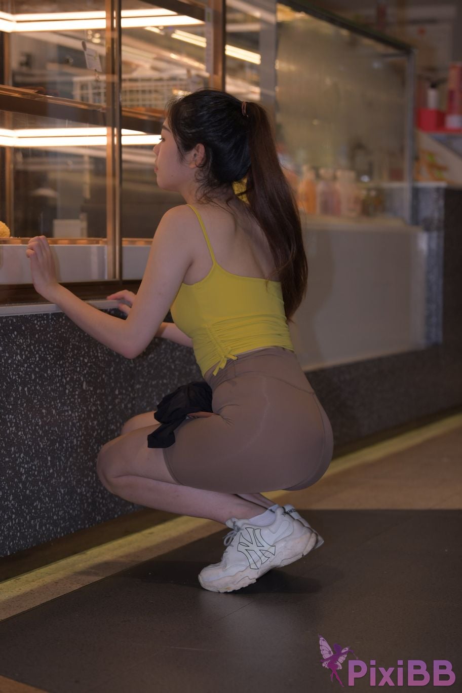 Featured Street Photography Works No.6032 Beautiful beauty in yellow suspenders and super tight pants PixiBB.COM 480