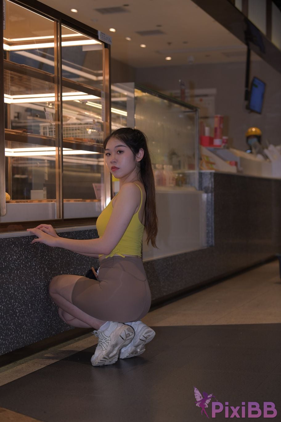 Featured Street Photography Works No.6032 Beautiful beauty in yellow suspenders and super tight pants PixiBB.COM 485