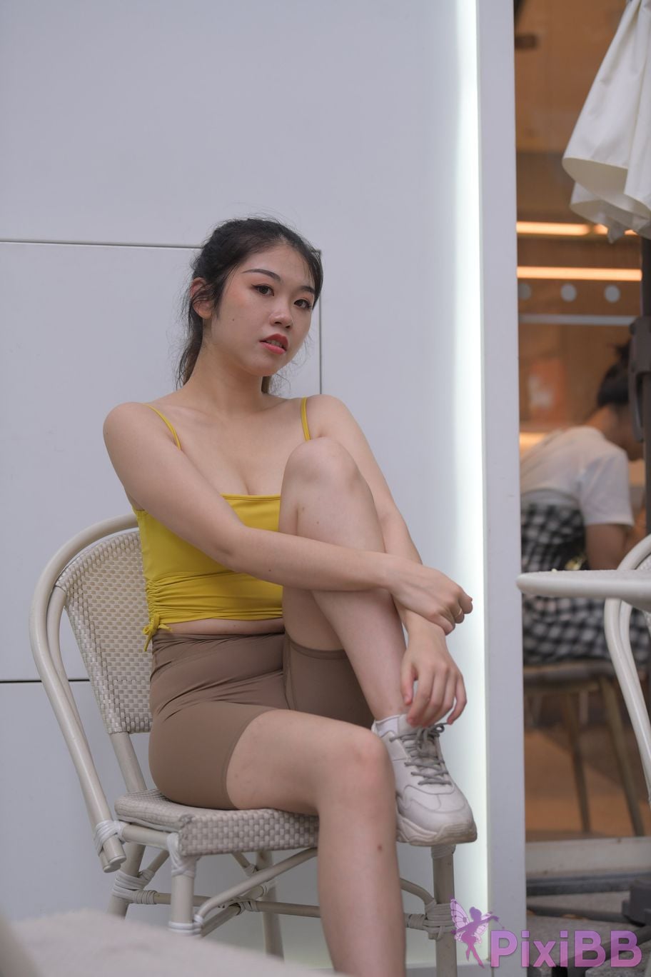 Featured Street Photography Works No.6032 Beautiful beauty in yellow suspenders and super tight pants PixiBB.COM 494