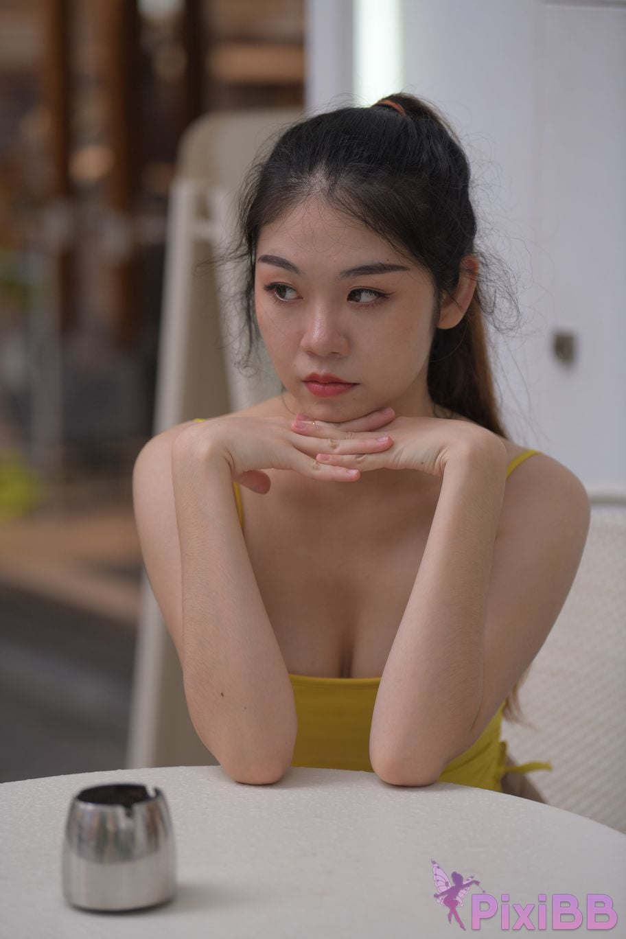 Featured Street Photography Works No.6032 Beautiful beauty in yellow suspenders and super tight pants PixiBB.COM 500