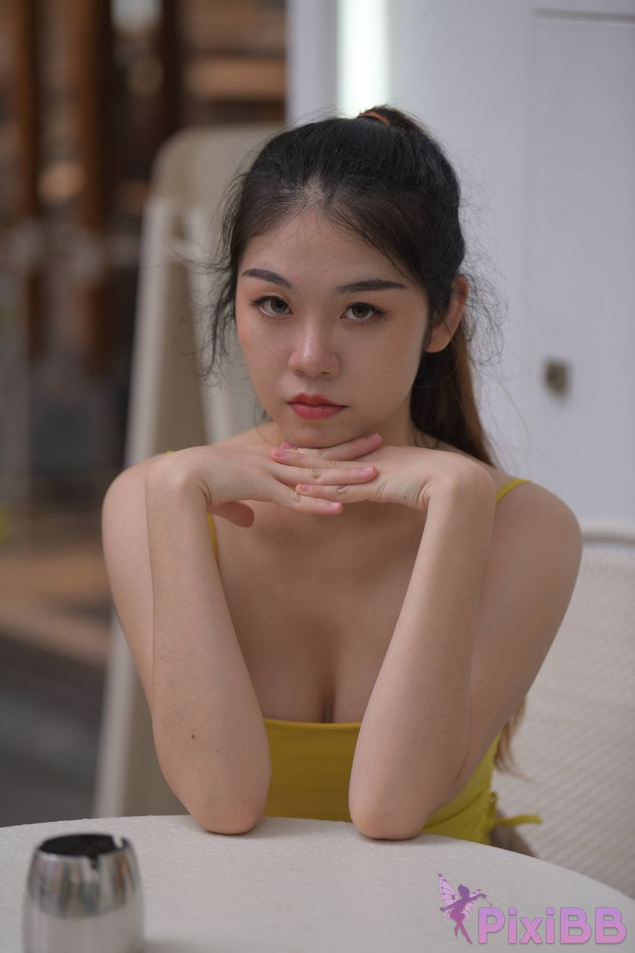 Featured Street Photography Works No.6032 Beautiful beauty in yellow suspenders and super tight pants PixiBB.COM 501