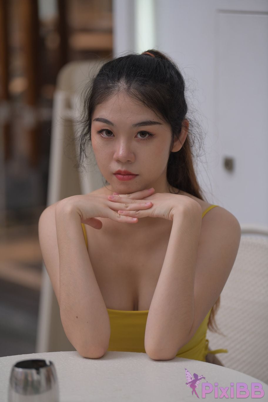 Featured Street Photography Works No.6032 Beautiful beauty in yellow suspenders and super tight pants PixiBB.COM 502