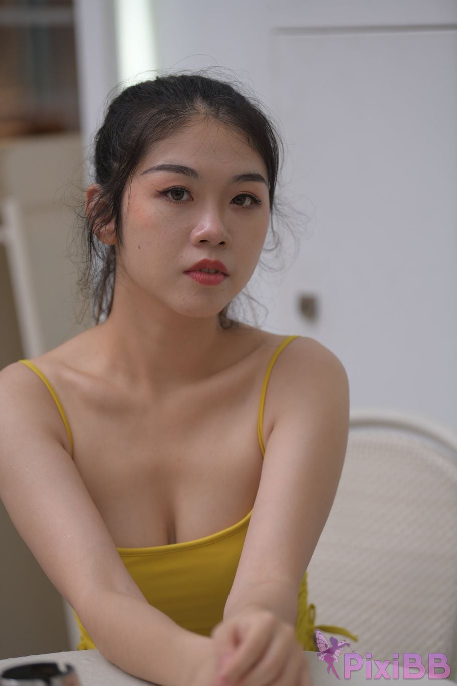 Featured Street Photography Works No.6032 Beautiful beauty in yellow suspenders and super tight pants PixiBB.COM 504