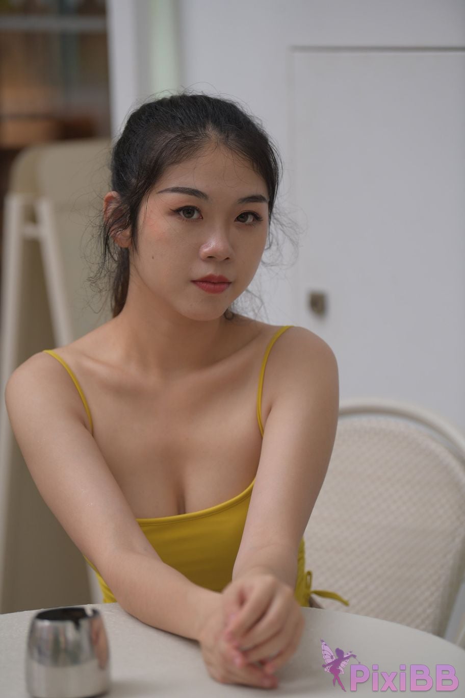 Featured Street Photography Works No.6032 Beautiful beauty in yellow suspenders and super tight pants PixiBB.COM 505