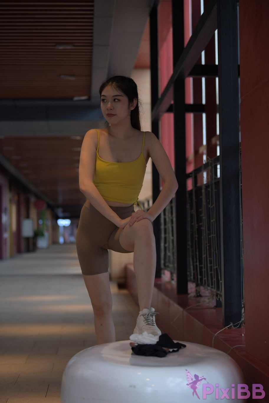 Featured Street Photography Works No.6032 Beautiful beauty in yellow suspenders and super tight pants PixiBB.COM 508