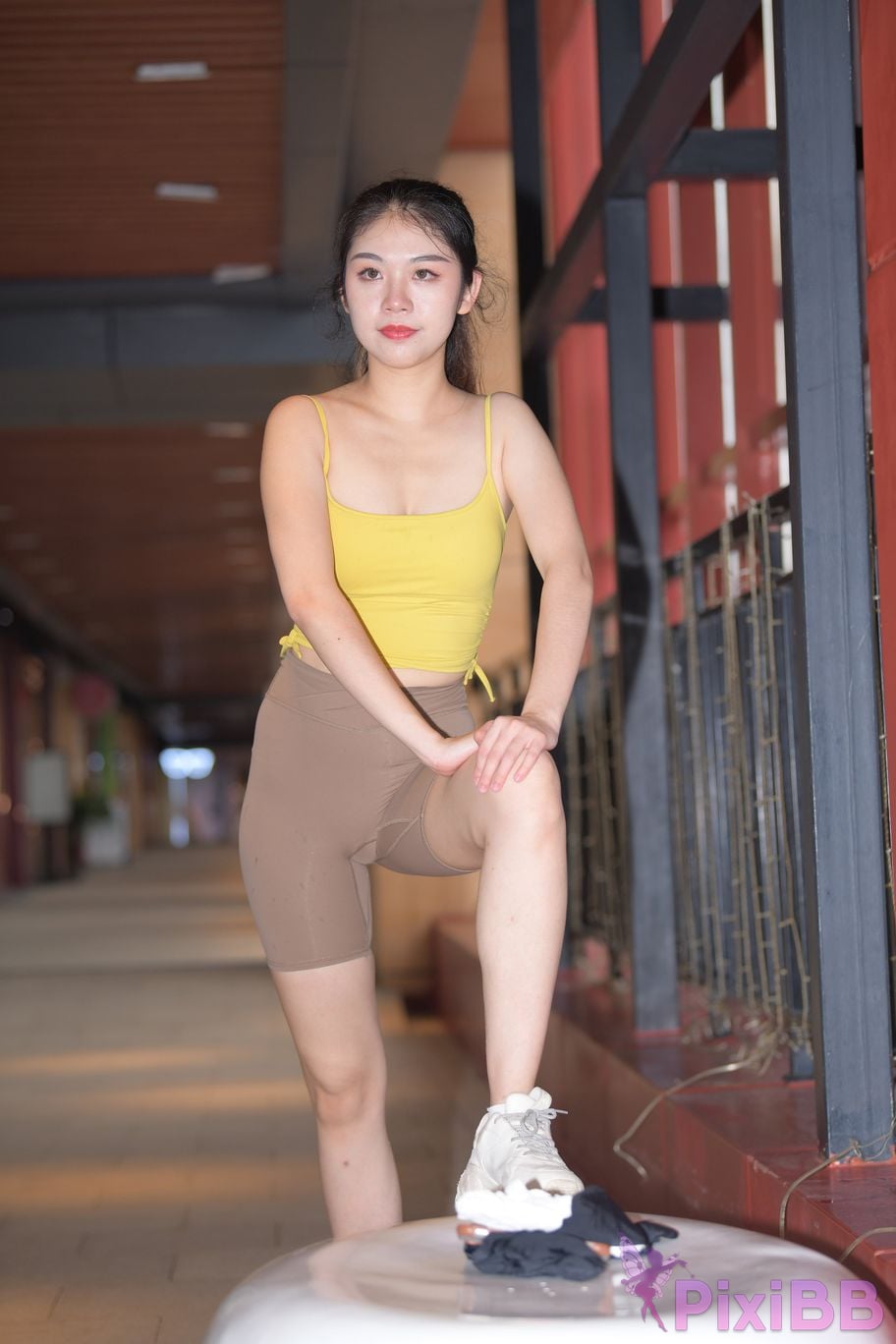 Featured Street Photography Works No.6032 Beautiful beauty in yellow suspenders and super tight pants PixiBB.COM 510