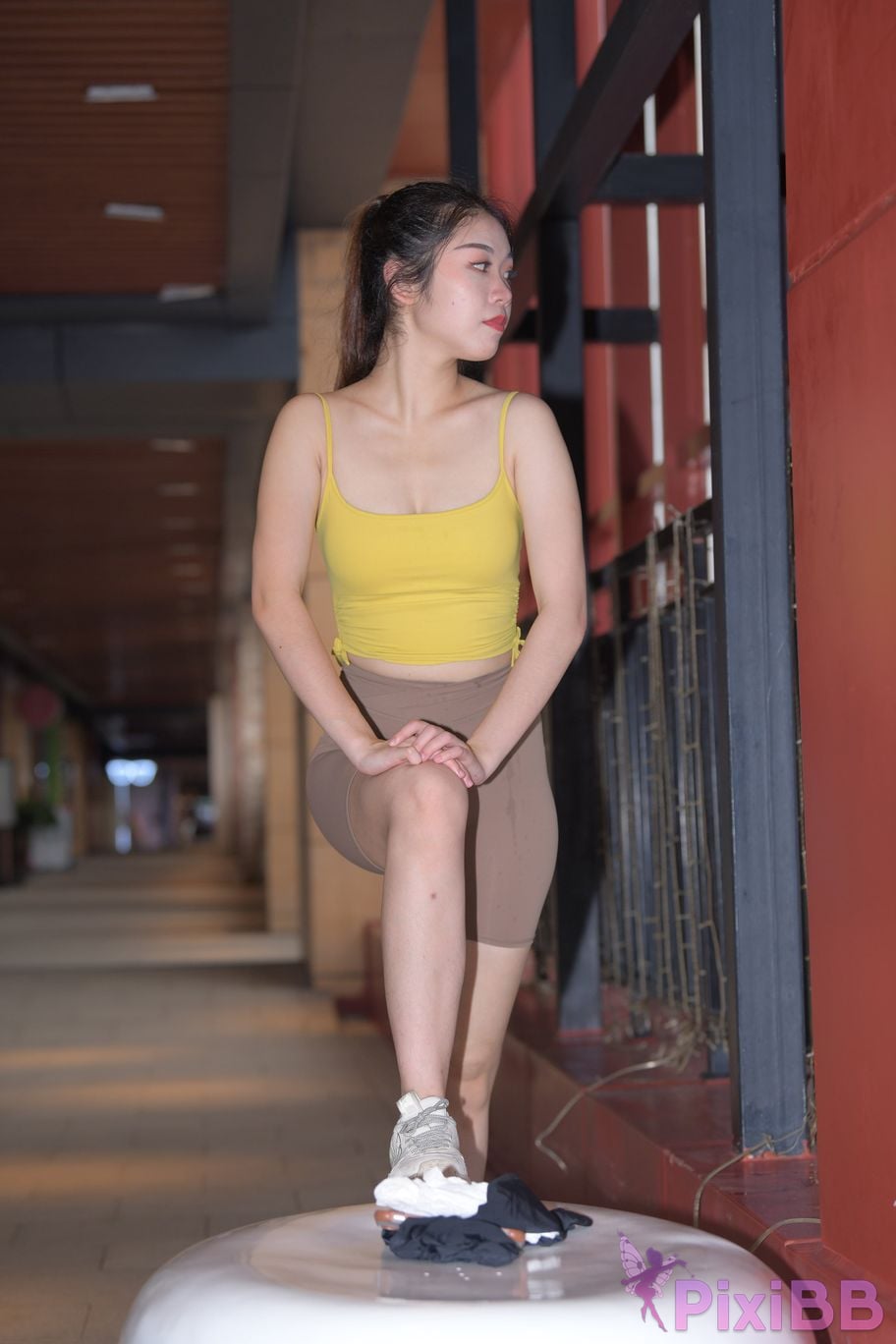 Featured Street Photography Works No.6032 Beautiful beauty in yellow suspenders and super tight pants PixiBB.COM 515
