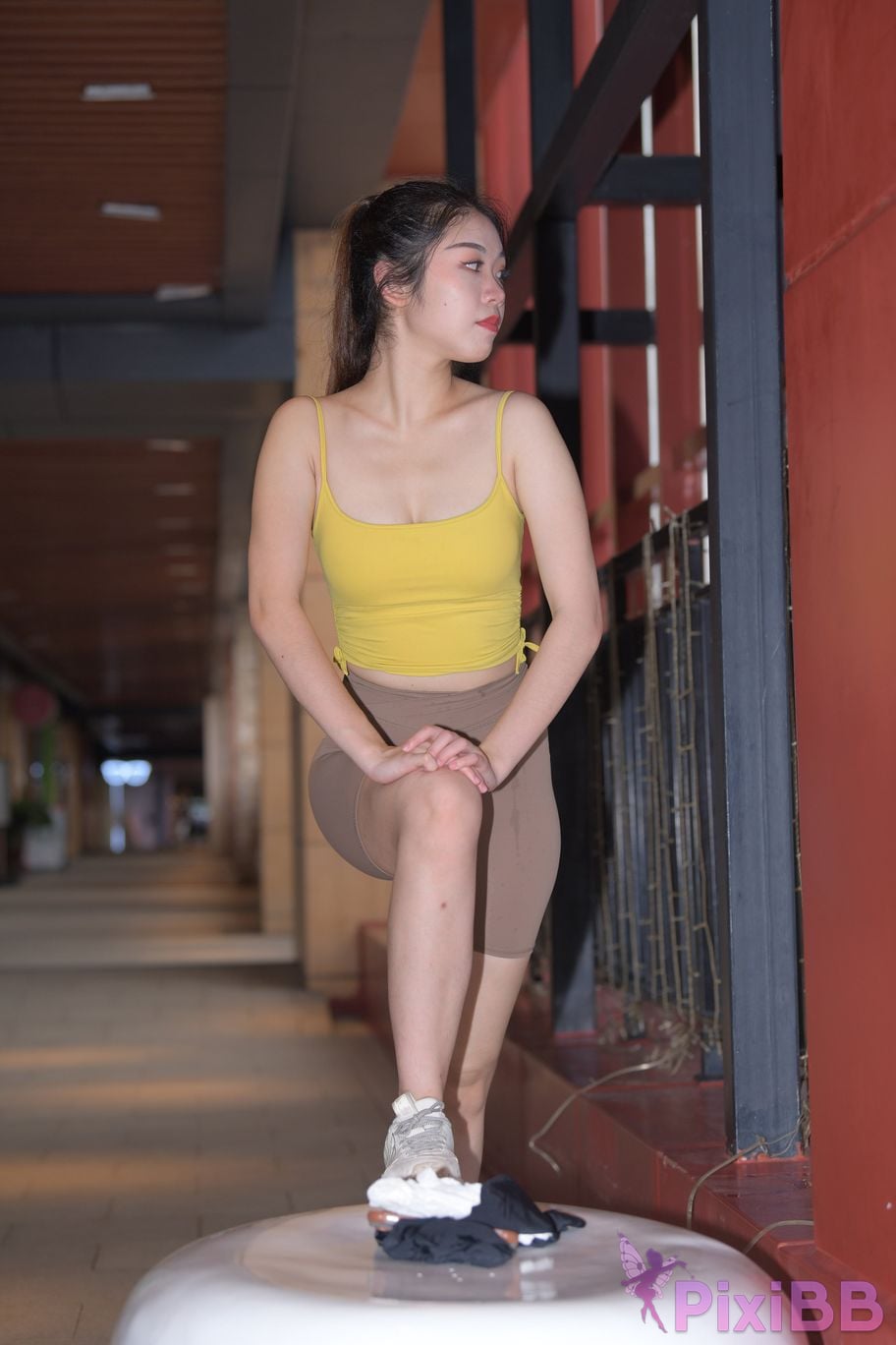 Featured Street Photography Works No.6032 Beautiful beauty in yellow suspenders and super tight pants PixiBB.COM 516