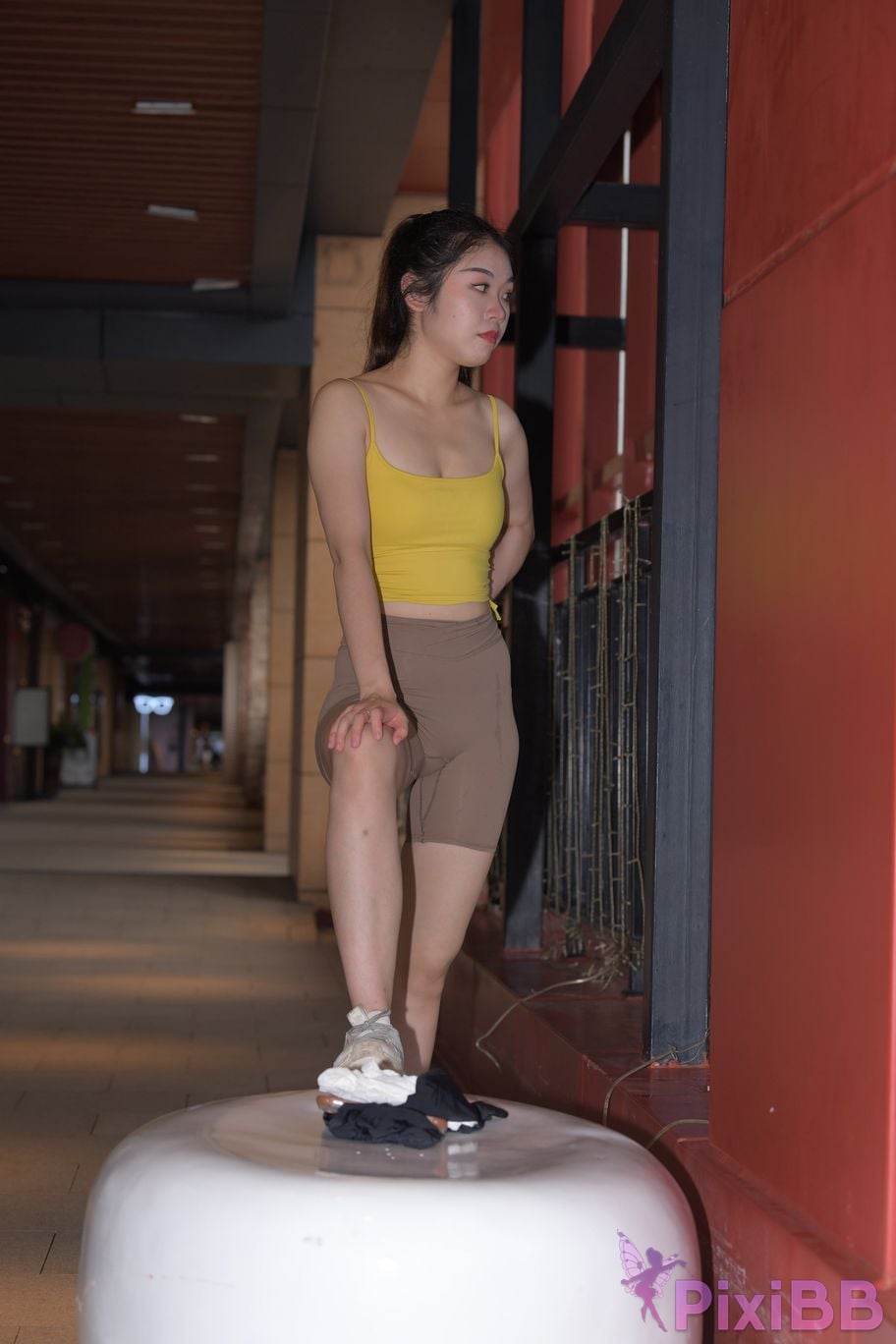 Featured Street Photography Works No.6032 Beautiful beauty in yellow suspenders and super tight pants PixiBB.COM 517