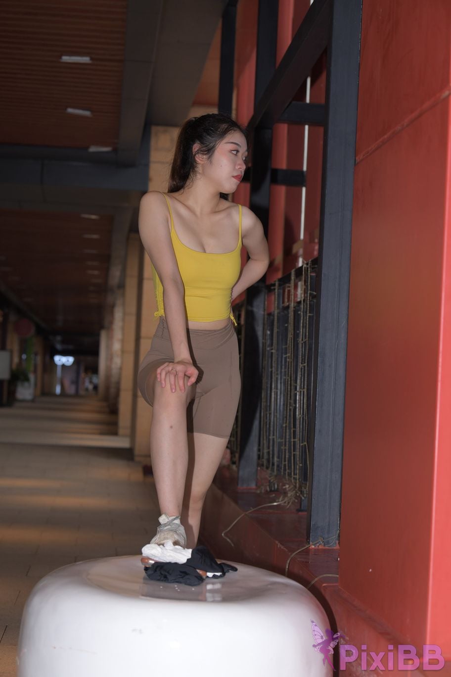 Featured Street Photography Works No.6032 Beautiful beauty in yellow suspenders and super tight pants PixiBB.COM 518