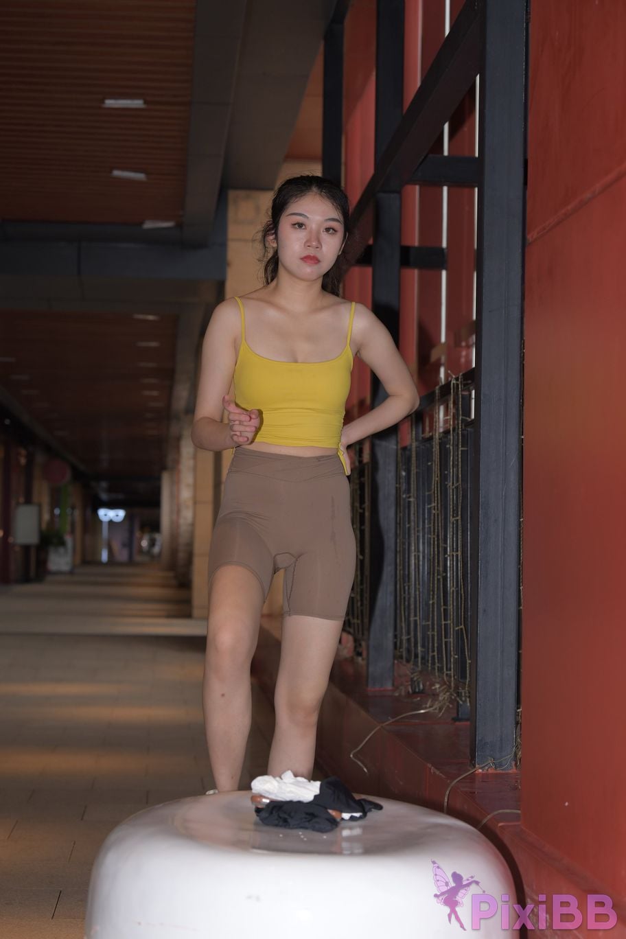 Featured Street Photography Works No.6032 Beautiful beauty in yellow suspenders and super tight pants PixiBB.COM 519