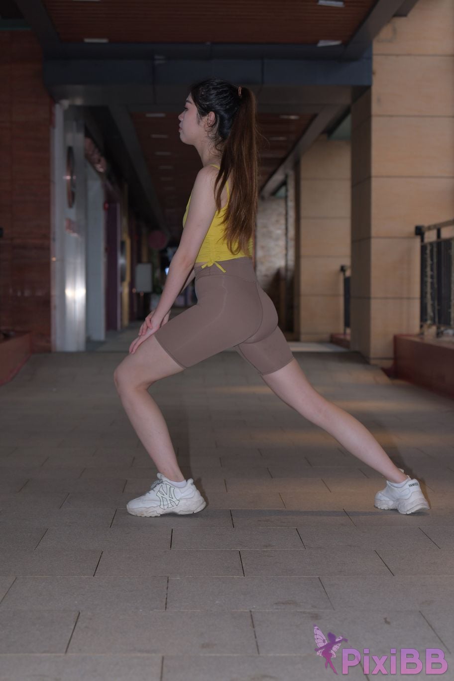 Featured Street Photography Works No.6032 Beautiful beauty in yellow suspenders and super tight pants PixiBB.COM 520