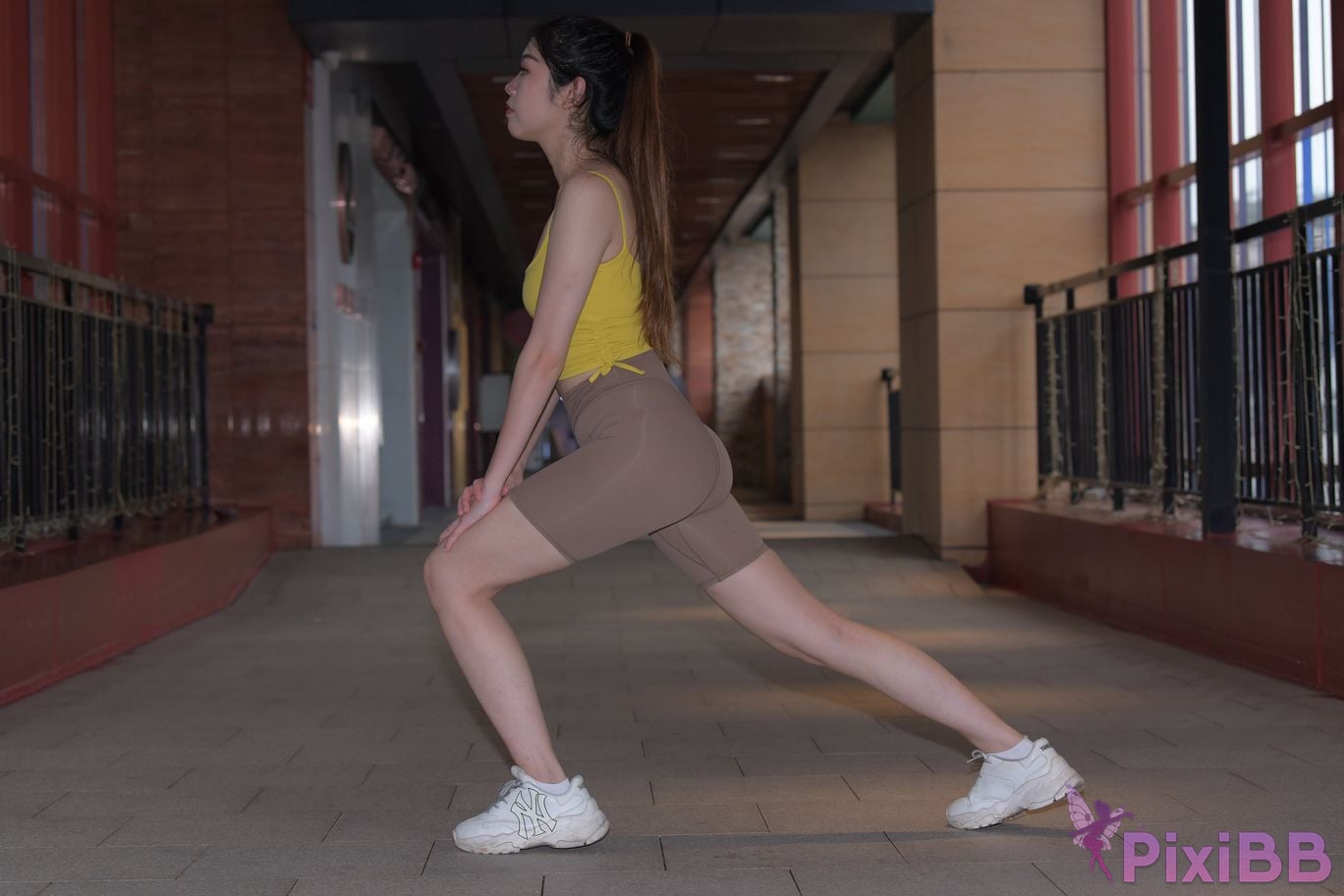 Featured Street Photography Works No.6032 Beautiful beauty in yellow suspenders and super tight pants PixiBB.COM 521