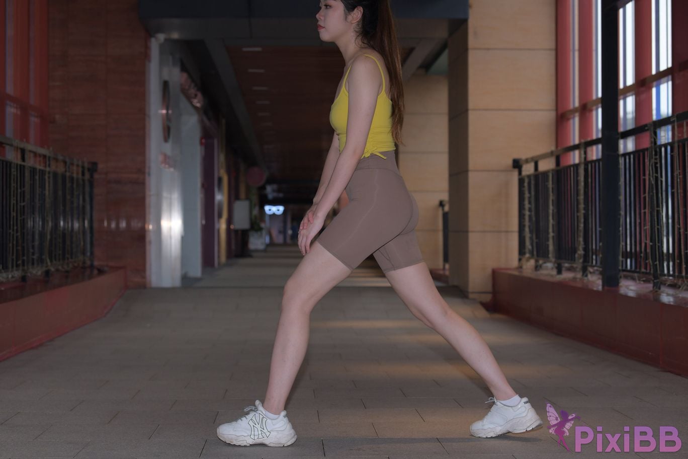 Featured Street Photography Works No.6032 Beautiful beauty in yellow suspenders and super tight pants PixiBB.COM 522