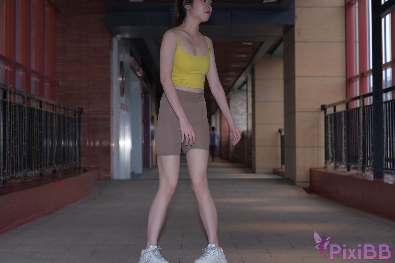 Featured Street Photography Works No.6032 Beautiful beauty in yellow suspenders and super tight pants PixiBB.COM 523