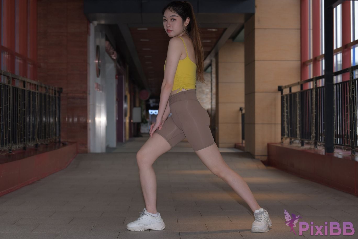 Featured Street Photography Works No.6032 Beautiful beauty in yellow suspenders and super tight pants PixiBB.COM 525