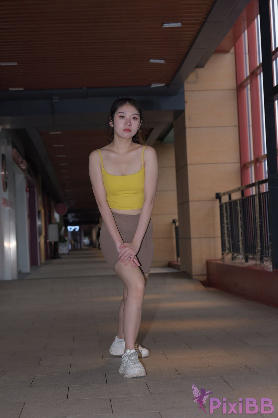 Featured Street Photography Works No.6032 Beautiful beauty in yellow suspenders and super tight pants PixiBB.COM 528