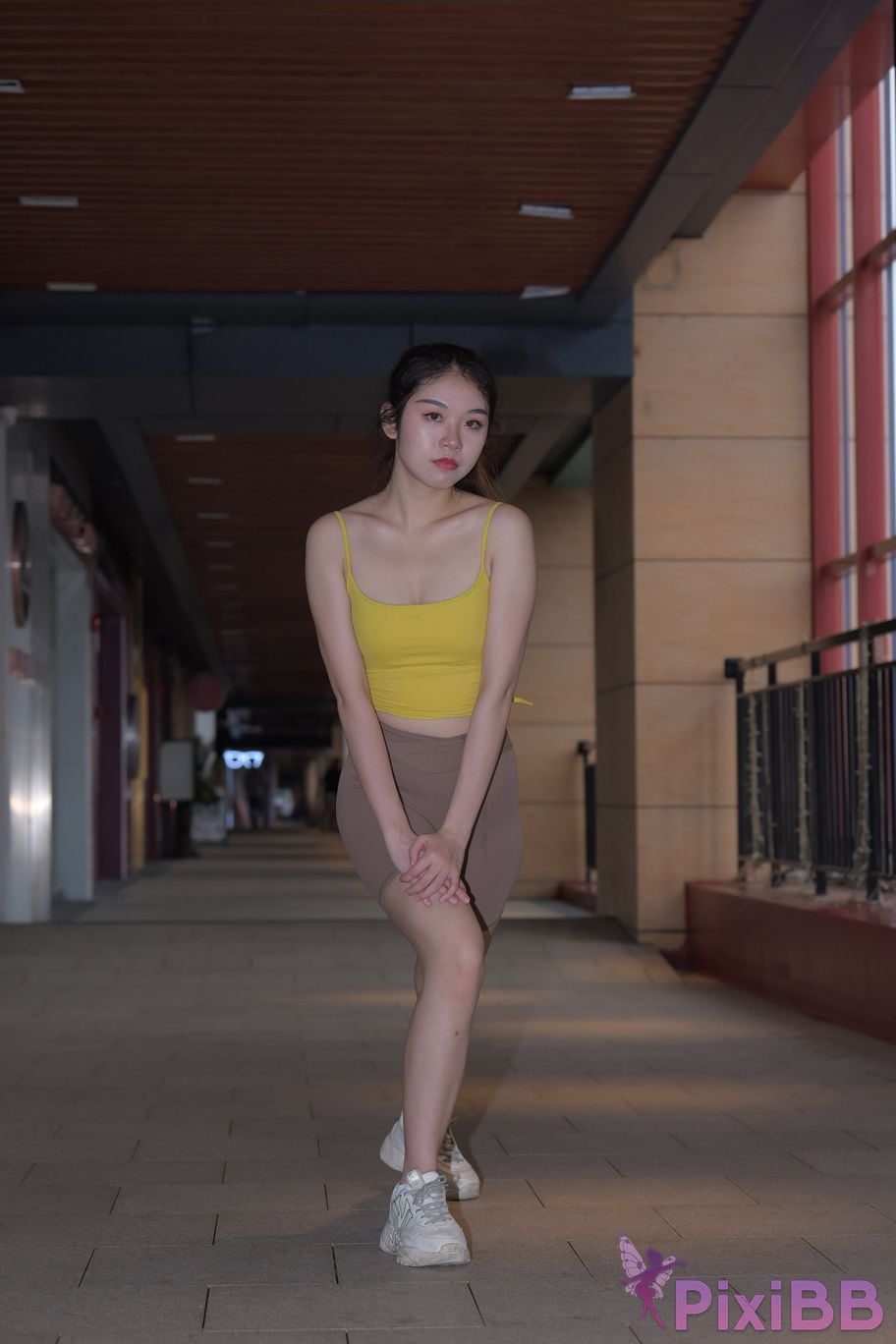 Featured Street Photography Works No.6032 Beautiful beauty in yellow suspenders and super tight pants PixiBB.COM 529