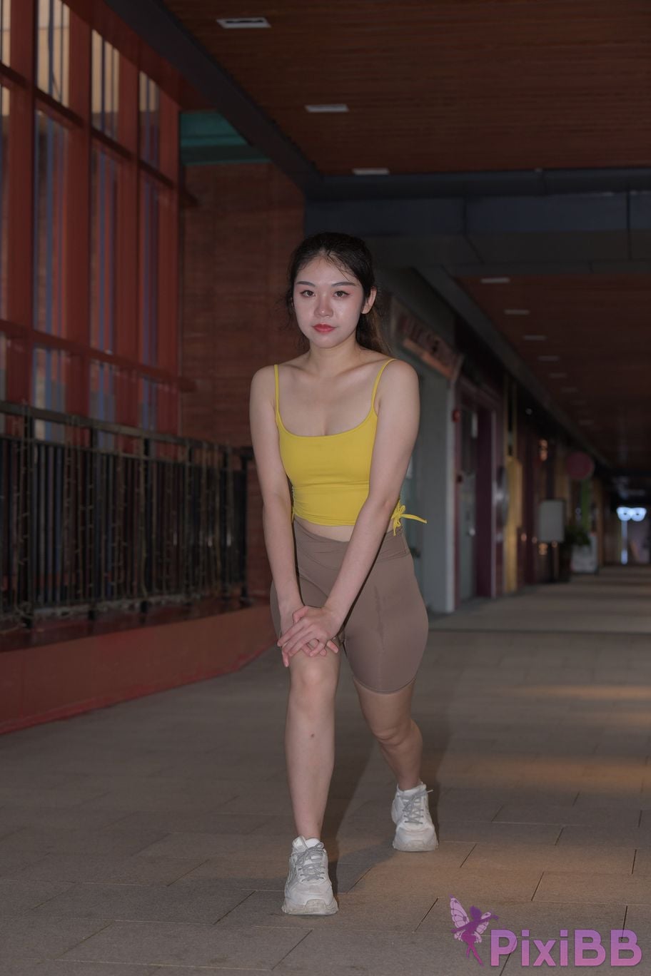 Featured Street Photography Works No.6032 Beautiful beauty in yellow suspenders and super tight pants PixiBB.COM 530