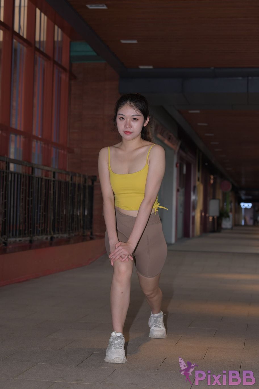 Featured Street Photography Works No.6032 Beautiful beauty in yellow suspenders and super tight pants PixiBB.COM 531
