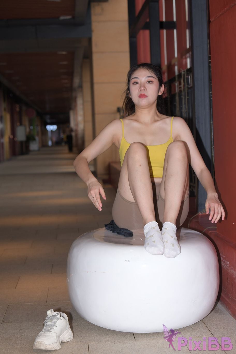 Featured Street Photography Works No.6032 Beautiful beauty in yellow suspenders and super tight pants PixiBB.COM 544
