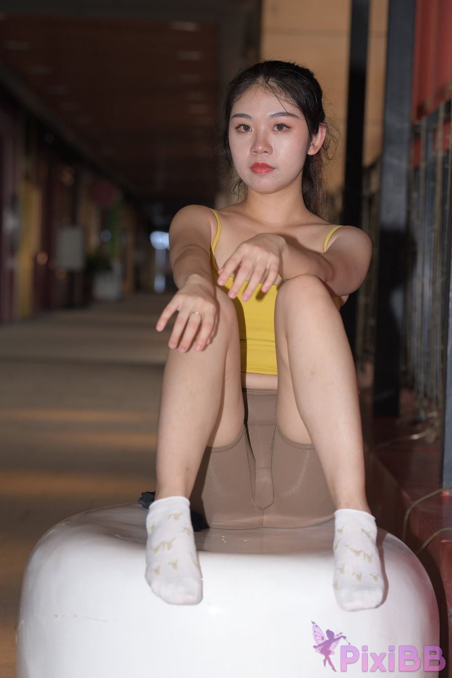 Featured Street Photography Works No.6032 Beautiful beauty in yellow suspenders and super tight pants PixiBB.COM 549