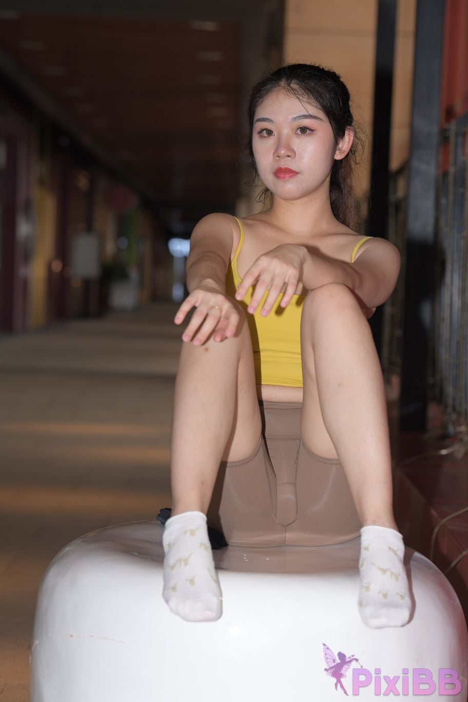 Featured Street Photography Works No.6032 Beautiful beauty in yellow suspenders and super tight pants PixiBB.COM 550