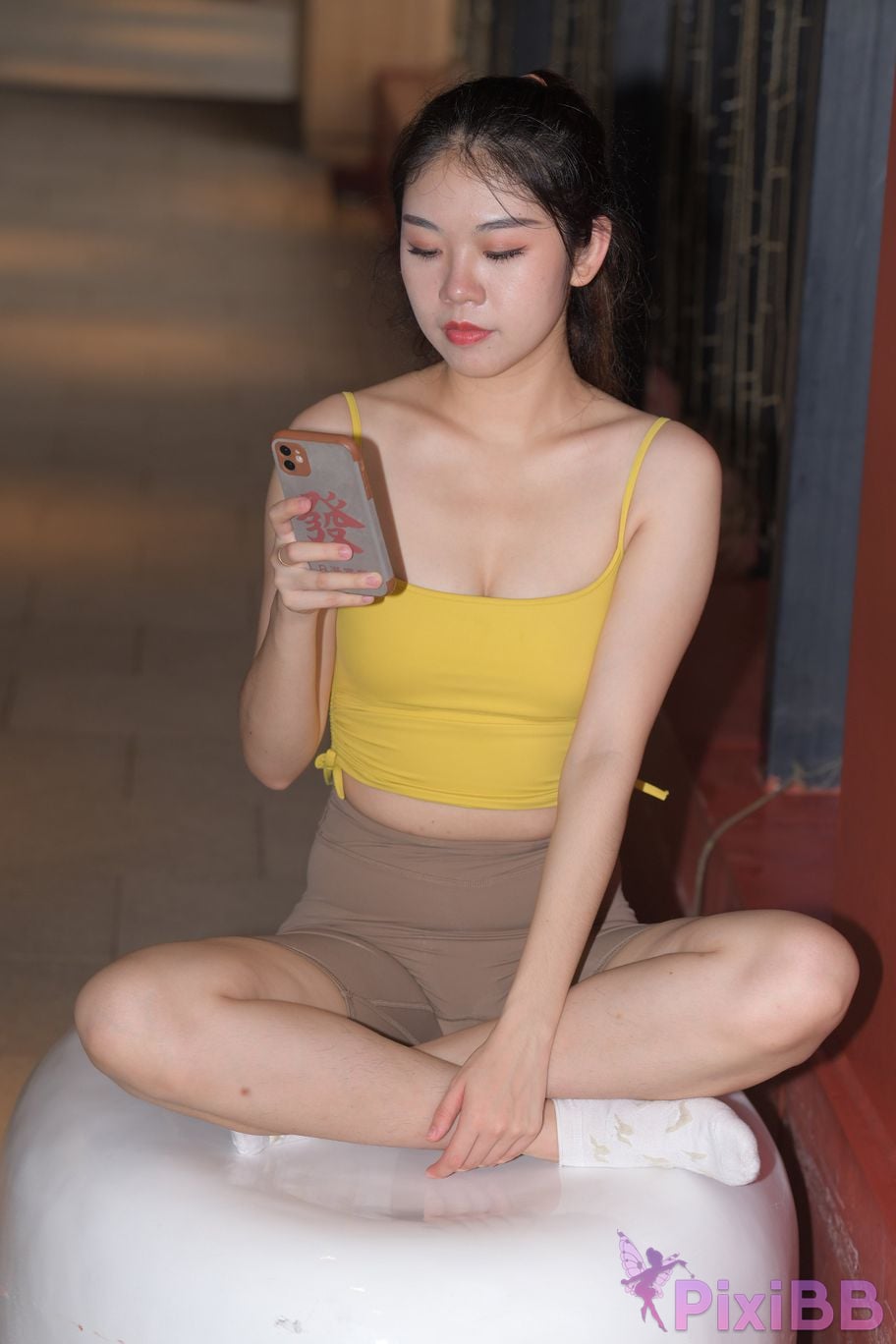 Featured Street Photography Works No.6032 Beautiful beauty in yellow suspenders and super tight pants PixiBB.COM 558