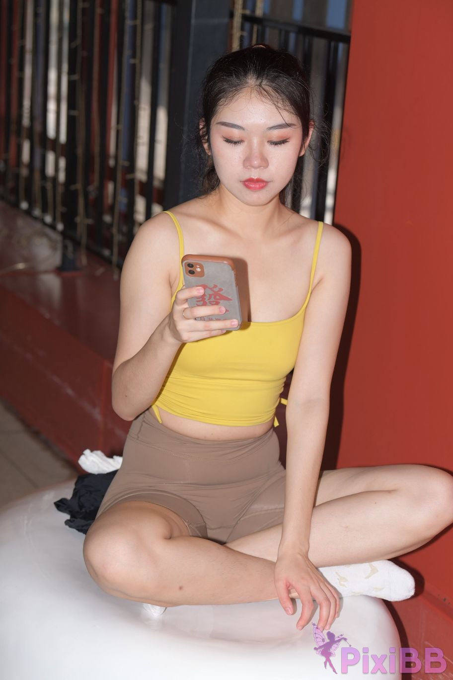 Featured Street Photography Works No.6032 Beautiful beauty in yellow suspenders and super tight pants PixiBB.COM 559