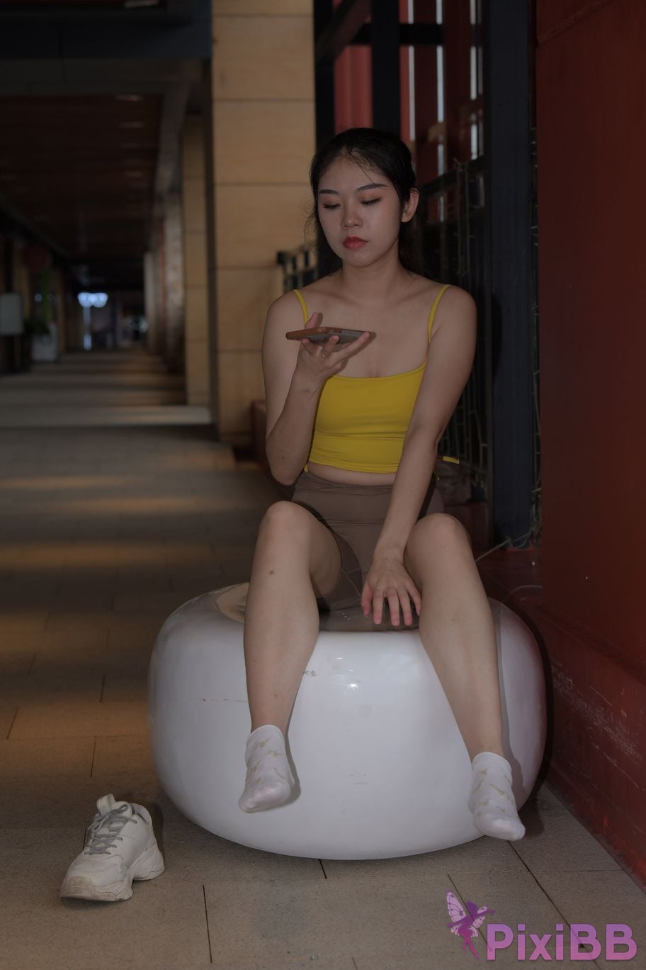 Featured Street Photography Works No.6032 Beautiful beauty in yellow suspenders and super tight pants PixiBB.COM 560