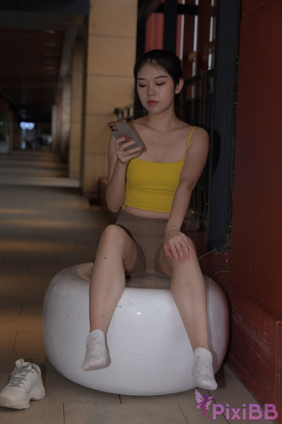 Featured Street Photography Works No.6032 Beautiful beauty in yellow suspenders and super tight pants PixiBB.COM 563