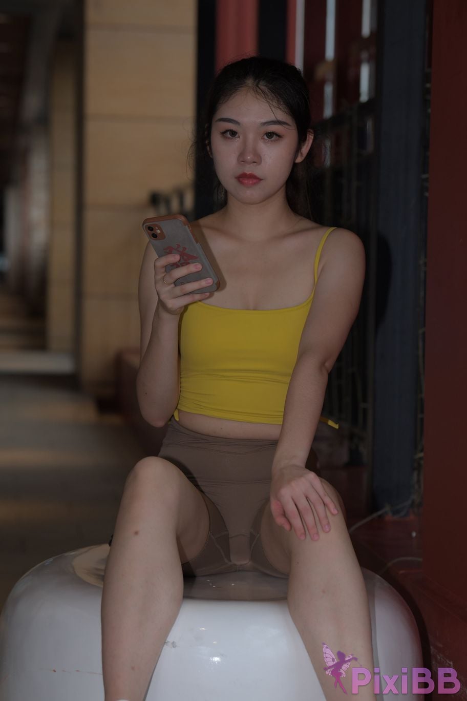 Featured Street Photography Works No.6032 Beautiful beauty in yellow suspenders and super tight pants PixiBB.COM 564