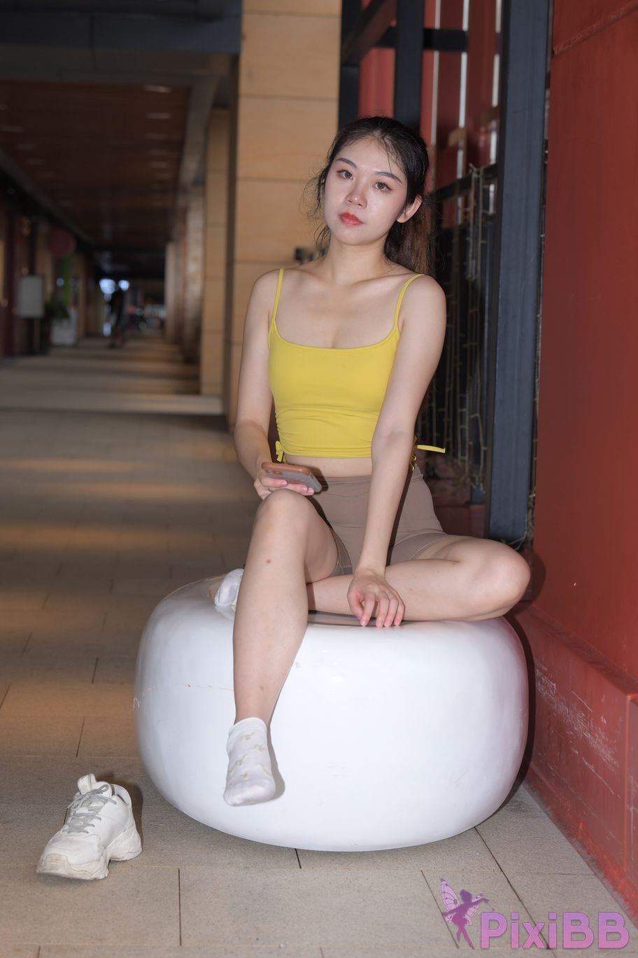 Featured Street Photography Works No.6032 Beautiful beauty in yellow suspenders and super tight pants PixiBB.COM 566