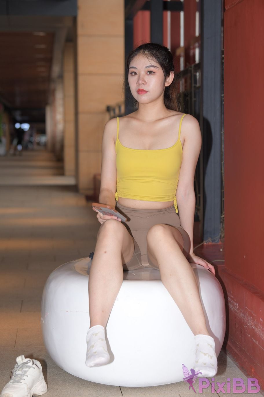 Featured Street Photography Works No.6032 Beautiful beauty in yellow suspenders and super tight pants PixiBB.COM 569