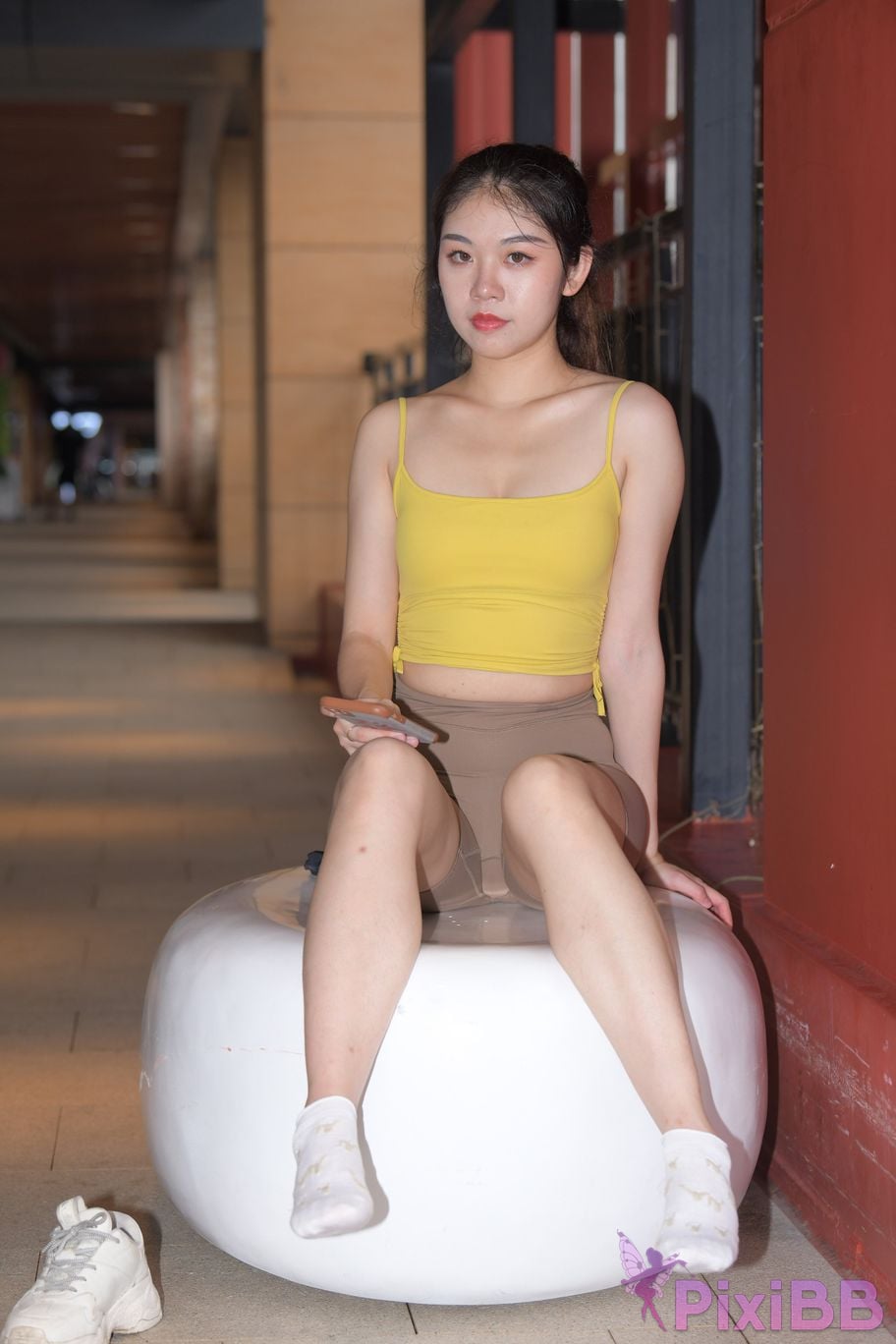Featured Street Photography Works No.6032 Beautiful beauty in yellow suspenders and super tight pants PixiBB.COM 570
