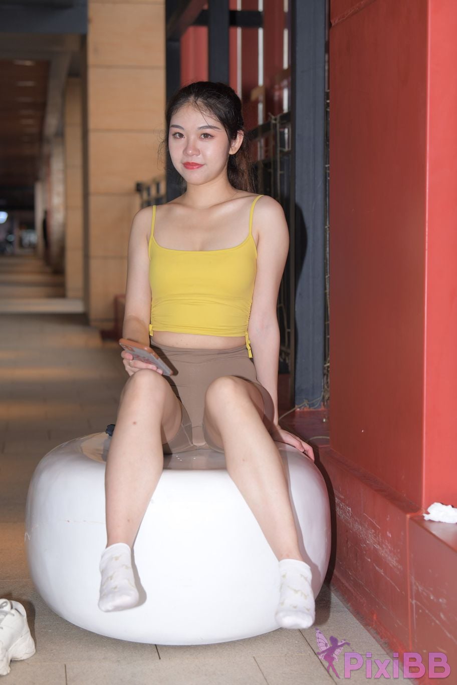 Featured Street Photography Works No.6032 Beautiful beauty in yellow suspenders and super tight pants PixiBB.COM 571
