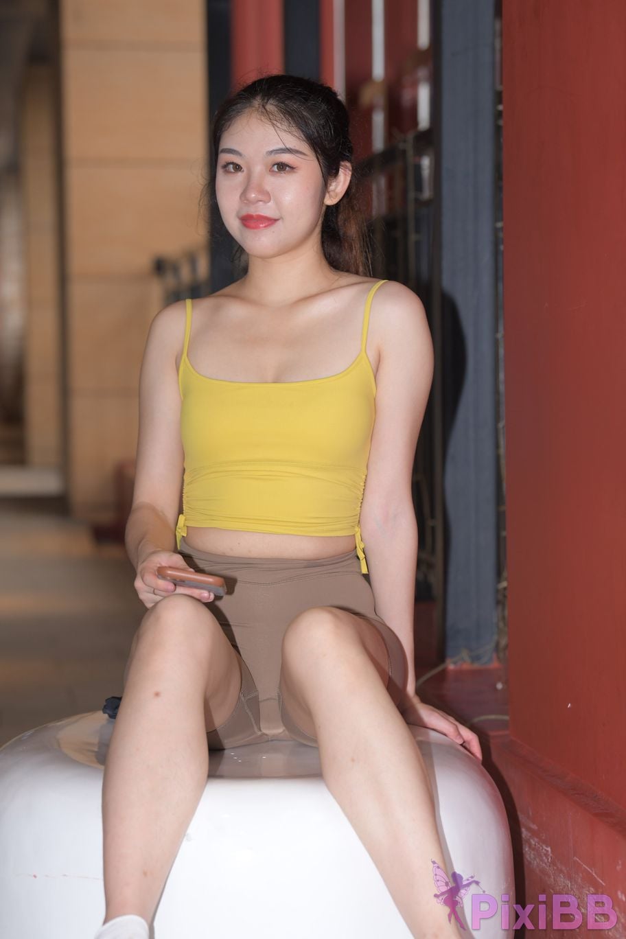 Featured Street Photography Works No.6032 Beautiful beauty in yellow suspenders and super tight pants PixiBB.COM 572