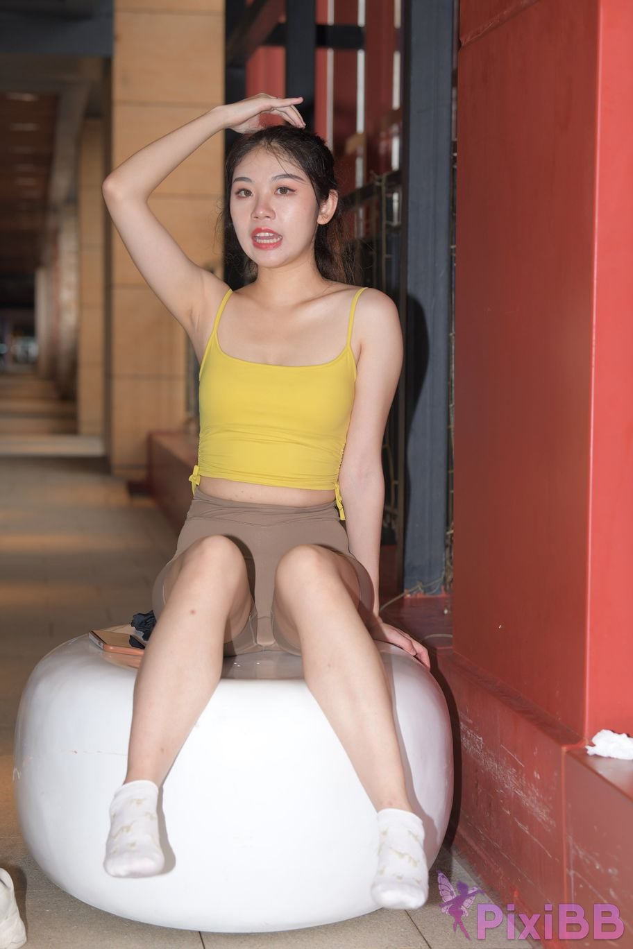 Featured Street Photography Works No.6032 Beautiful beauty in yellow suspenders and super tight pants PixiBB.COM 576