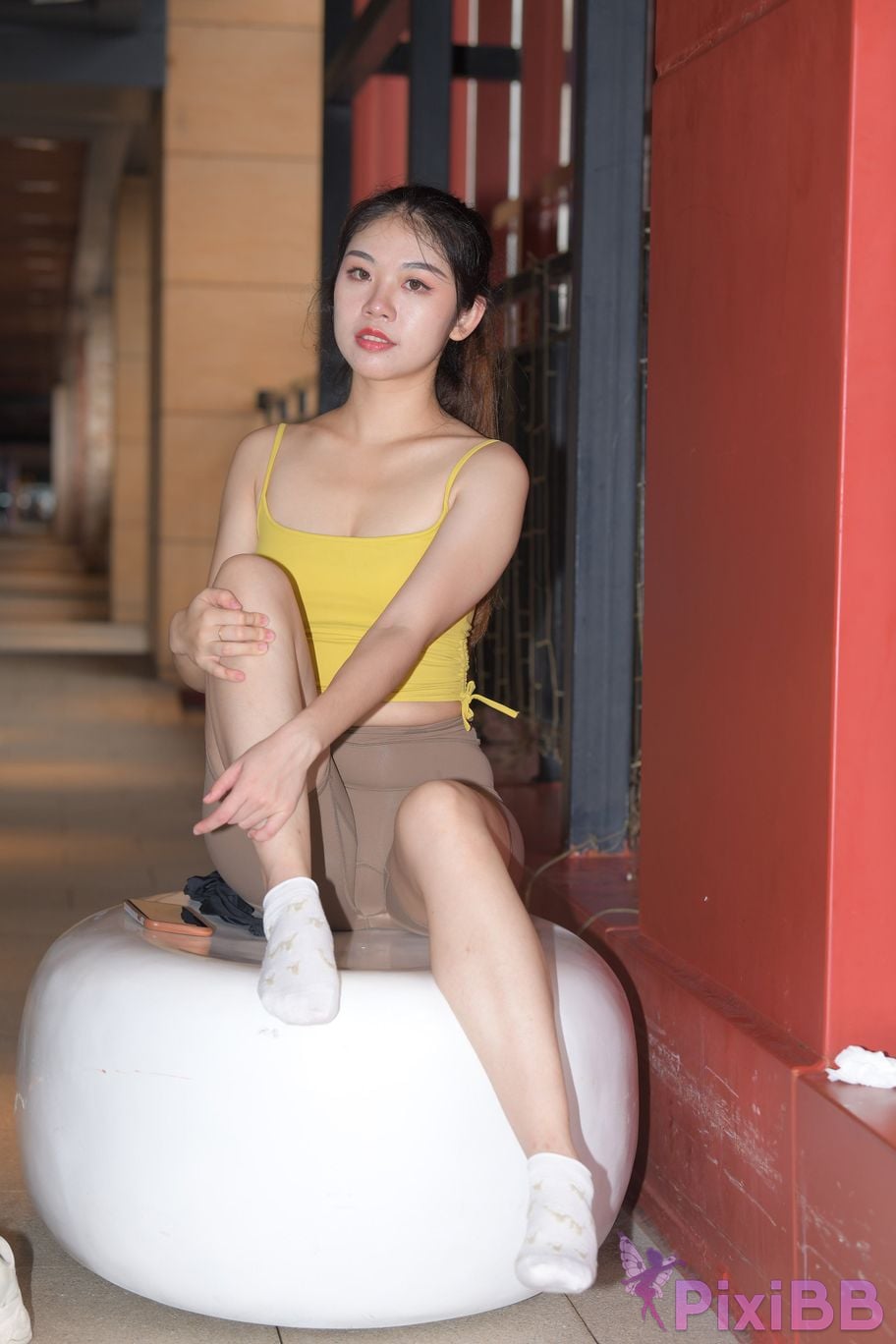 Featured Street Photography Works No.6032 Beautiful beauty in yellow suspenders and super tight pants PixiBB.COM 580