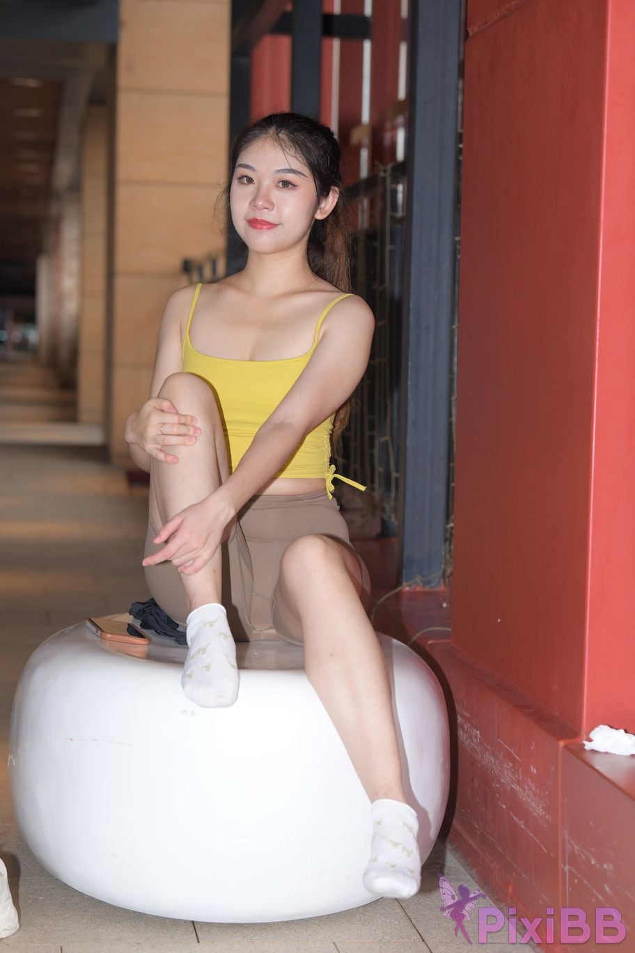 Featured Street Photography Works No.6032 Beautiful beauty in yellow suspenders and super tight pants PixiBB.COM 581